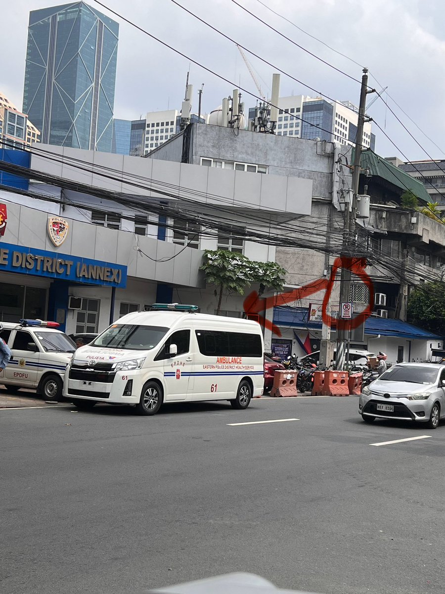 ddel07's tweet photo. @MMDA pag pulis po ba pwede mag-park sa no parking zone? Meralco ave going to estancia https://t.co/rbxjd38tKa