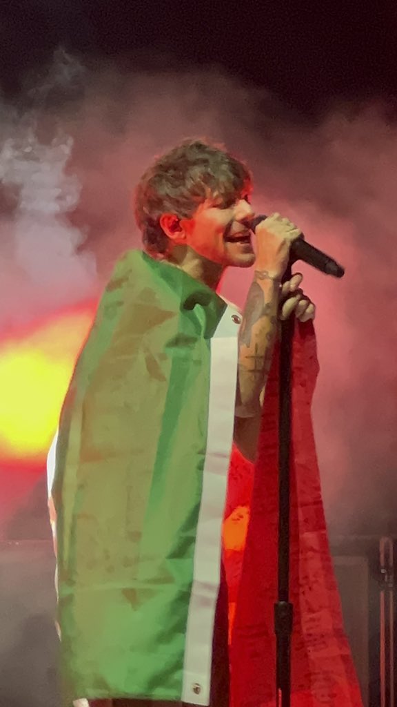 HLDTour's tweet photo. Louis wrapping himself in a Mexican flag.
#FaithInTheFutureQuerétaro
4.6.24

📸: allthisfaces https://t.co/02lUICAzsj