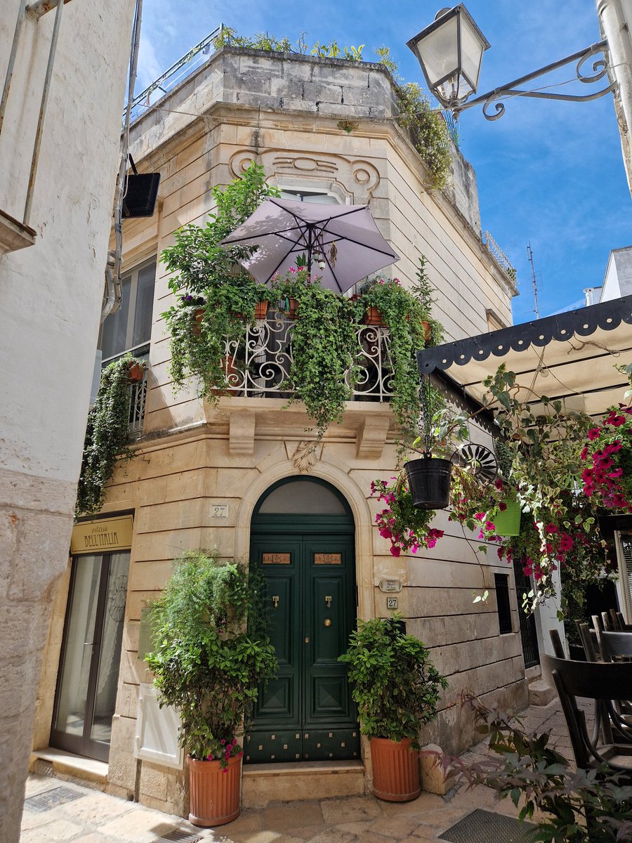 Guten Morgen am Wochenteiler. 
Nachdem man den Kaffee genossen hat, geht es ab zu Arbeit. 
Angenehmen Mittwoch euch allen!