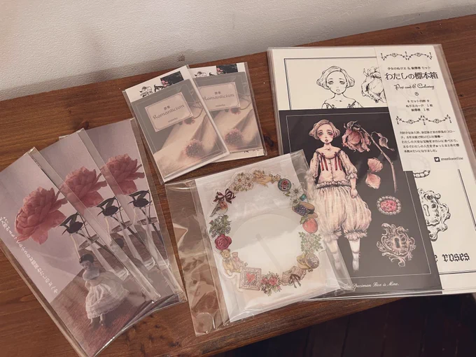 高円寺のトゥーティッキさんにレトロ少女的アイテムを色々お入れしてきました。通販のおまけにランダムにつけていた「少女短歌栞」を欲しいといってくださる方がいらっしゃったので、これも3枚セットにして(見本あり〼)。本の栞は紙派です塗り絵とポスカのセットも。よろしくお願いします。 