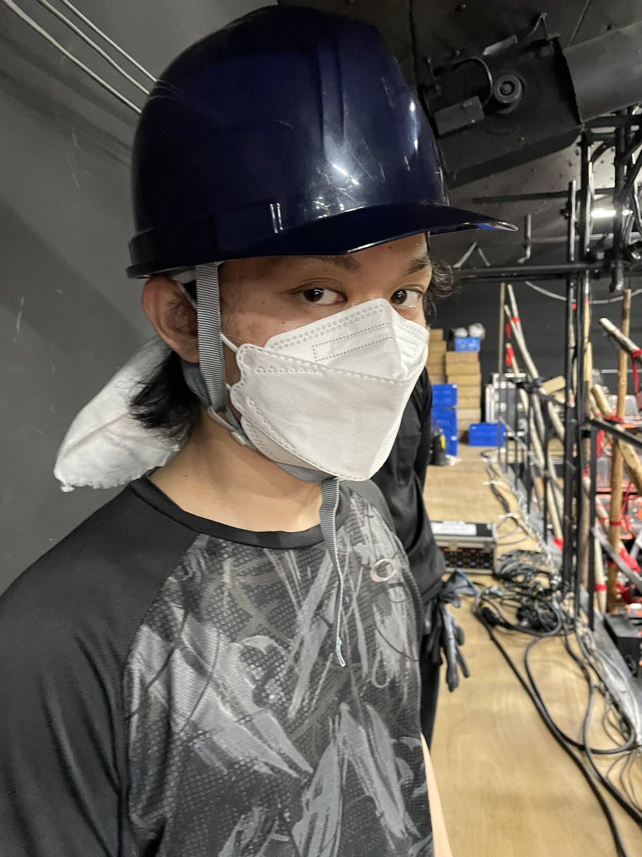 無事、初日を迎える事ができました！
日によってはお席に余裕があります！
何卒、宜しくお願い致します！
ご連絡お待ちしております！
稽古場、劇場入りの写真を添えて
小道具を作成する吉田兄さん
バンクズになった男、藤澤
仕込みで目の輝きを失った加村
#劇団桟敷童子
#阿呆ノ記