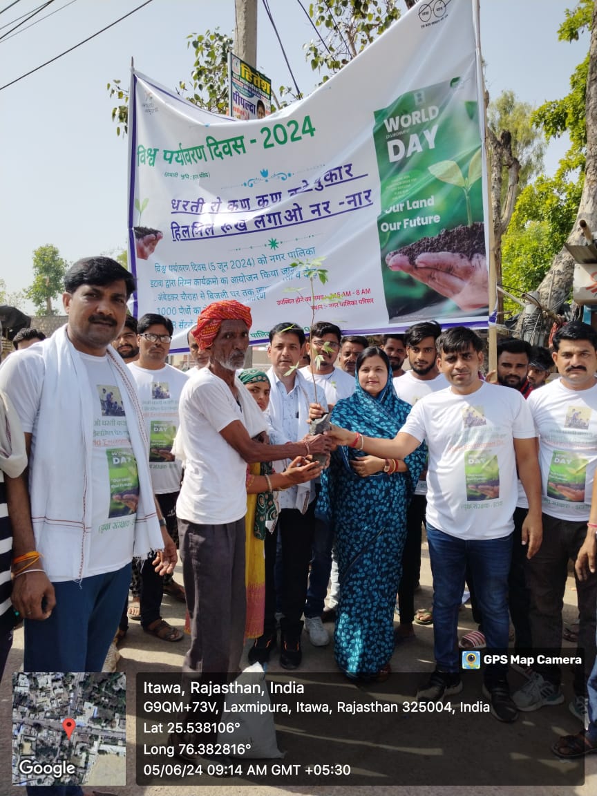 np_itawa's tweet photo. पर्यावरण दिवस पर नगर पालिका इटावा द्वारा वृक्ष वितरण कर आमजन से अधिक से अधिक पौधे लगाने की अपील की गई @LSG_Rajasthan @MoHUA_India @PMU_SBM_RAJ @RajCMO @RoopaMishra77 @RoopaMishra77 @HardeepSPuri https://t.co/MqdbHunz8L
