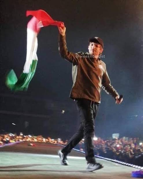 LouisMxOficial's tweet photo. Louis Tomlinson con la ÚNICA bandera que ha levantado durante sus shows en los últimos 5 años. #FITFWTQuerétaro 🇲🇽🇲🇽🇲🇽🇲🇽🇲🇽 https://t.co/aljdWz9Swy