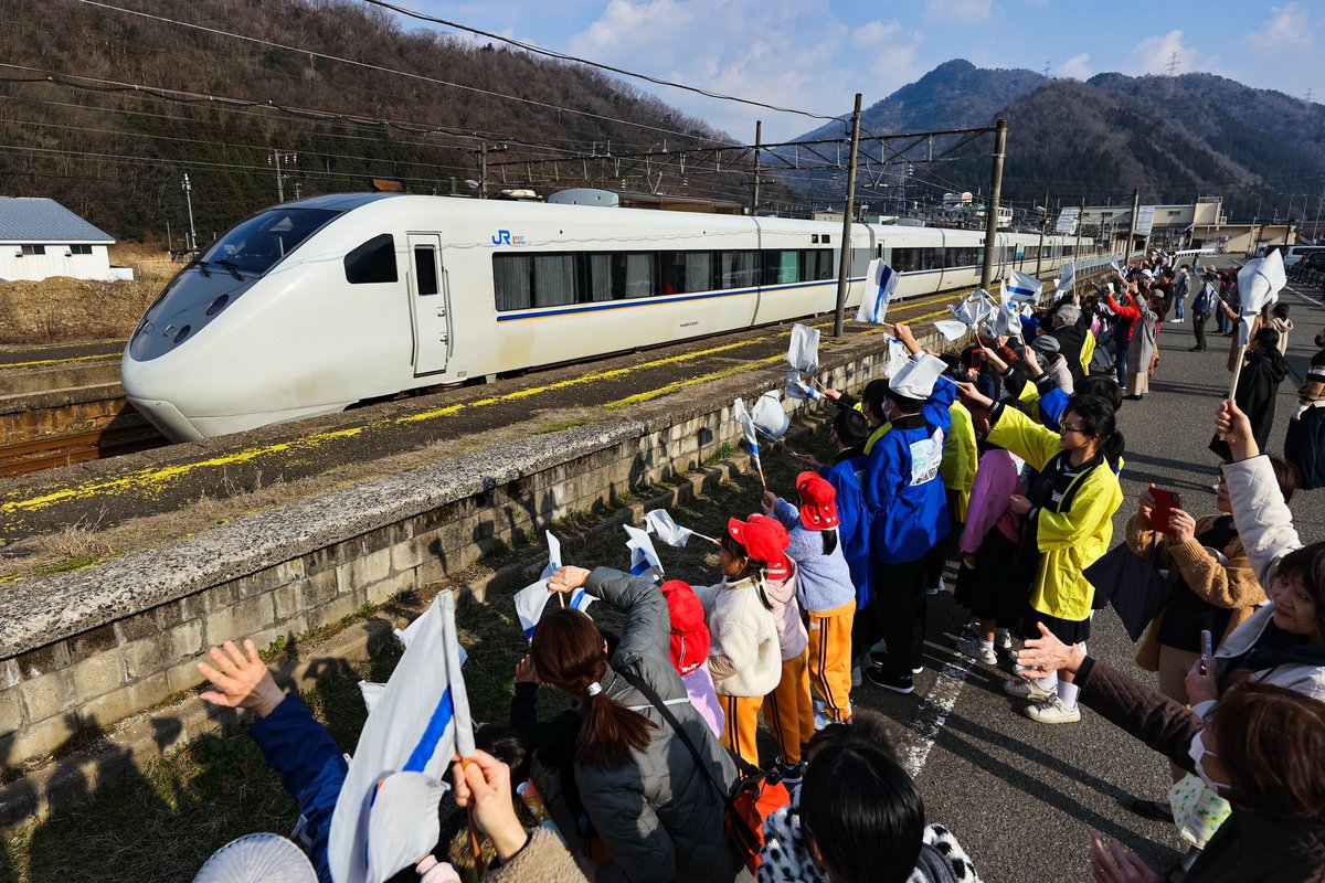te81_44's tweet photo. 気候の厳しい北陸の地
雨が降りしきる日も、晴れが澄み渡る日も、雪が降る日も走り続けた約30年
敦賀より東へは行かなくなってしまったけど、沢山の思い出を運んでくれた存在
追いかけたこの約6年間、間違いなく自分の人生に濃く刻まれたなと思う https://t.co/5S3U13cjpP