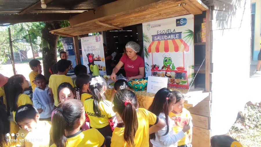 MaraAnglicaTor5's tweet photo. En la Amazonía boliviana, promovemos en las y los estudiantes el consumo equilibrado y nutritivo, con alimentos menos procesados y cosechados de manera sostenible. 
@medicusmundi
@medicusmundimed
@Consuel46046294 https://t.co/icW6sXHNoH
