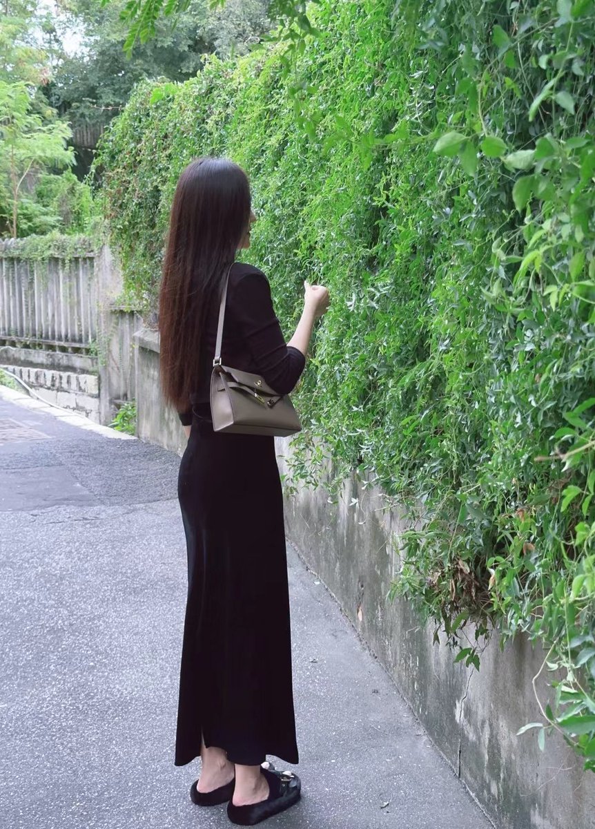 入圈不知不觉间已三载，给生活增添了许多色彩。本身圈子不大交友不广活动不多，近期忽觉夫妻间话题减少心思变淡，思虑再三再四，决定走出舒适圈，呼吸新鲜空气。
我们夫妻颜值素质品性自评不差，过往交往者评价亦颇高，对于夫妻情侣我们以相处愉悦彼此认同为盼，对于单男则希望以我同等之心待吾妻。