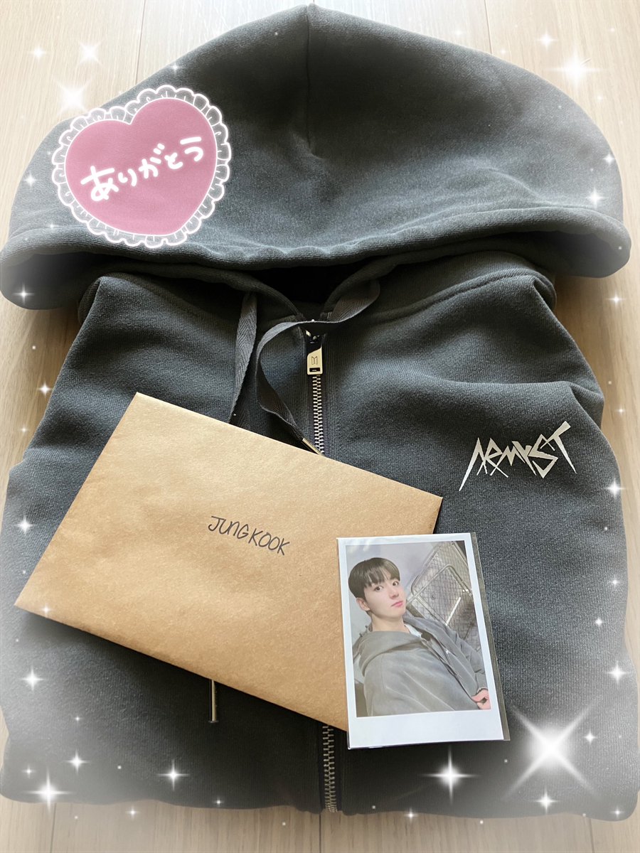 tamaayamori's tweet photo. ずっと待ってたグクからのアーティストメイドのフーディ💜今日届いた😭
グクと同じサイズで大きいけど😍めっちゃ可愛い💜
今は暑いから着れないけどw一生大事に着るね😭

#JUNGKOOK 
#ARMYST https://t.co/qW6bQsuyaU