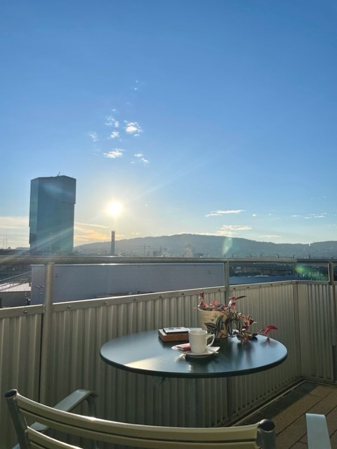 LighthouseZH's tweet photo. Im Zürcher Lighthouse kommt man bereits am frühen Morgen in den Genuss von Kaffee mit Sonnenaufgang.
https://t.co/TZmaaUnwIp
#Zürich #Lighthouse #Kaffee #Sonnenaufgang #Kreis4 #PrimeTower #Frühstück #Genuss #Stadtleben #Entspannung #Inspiration #ZürcherLighthouse https://t.co/zzoOFDYFb6