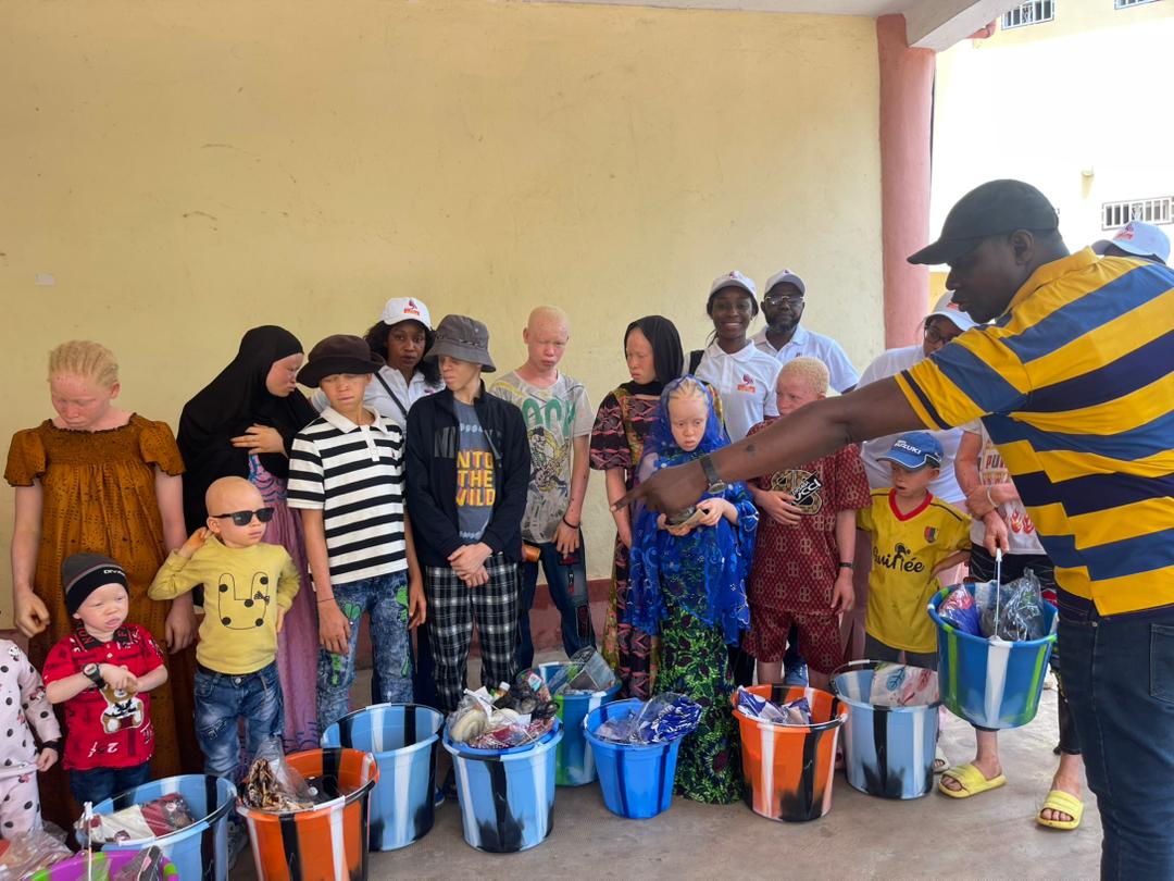 HadjaFantaSylla's tweet photo. [MOIS DE L'ENFANT]
" PROJET D'ASSISTANCE HUMANITAIRE AUX ENFANTS EN SITUATION DIFFICILE DANS LA PRÉFECTURE DE KINDIA". 
Cérémonie de remise des dons aux enfants atteints d'albinisme, dans la salle de réunion de la Mairie de Kindia. Une initiative de l'ONG FEJED GUINÉE https://t.co/IUPXOi0iRD
