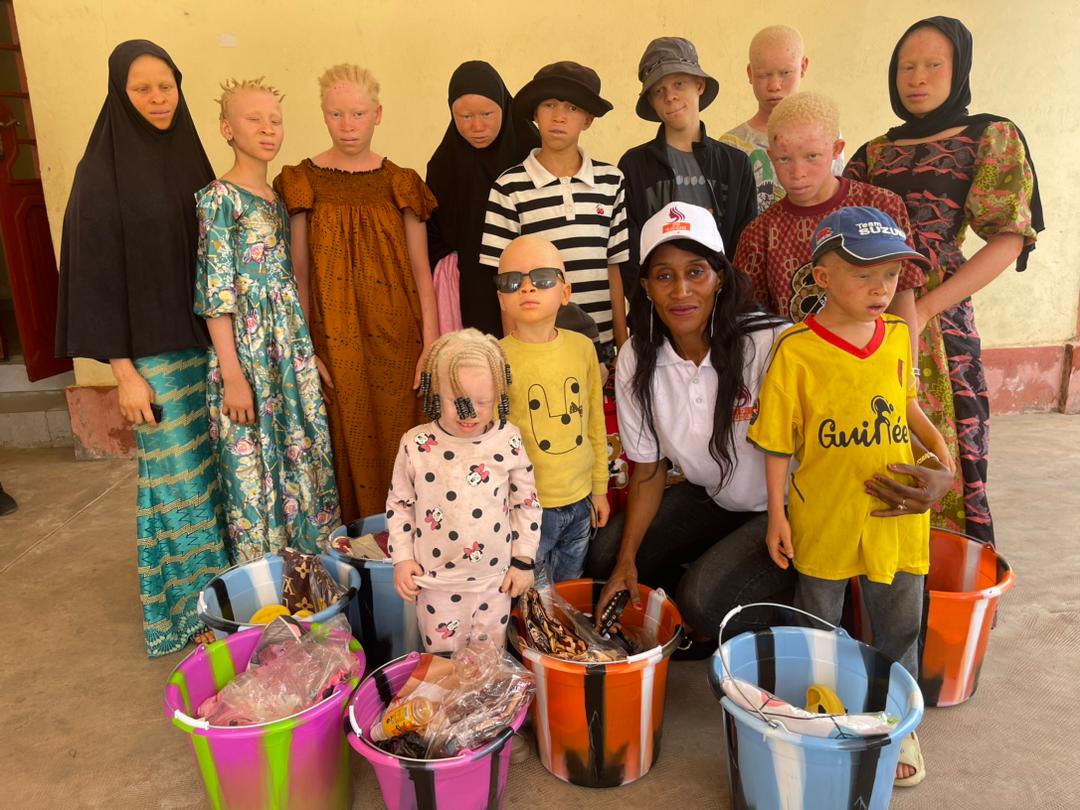 HadjaFantaSylla's tweet photo. [MOIS DE L'ENFANT]
" PROJET D'ASSISTANCE HUMANITAIRE AUX ENFANTS EN SITUATION DIFFICILE DANS LA PRÉFECTURE DE KINDIA". 
Cérémonie de remise des dons aux enfants atteints d'albinisme, dans la salle de réunion de la Mairie de Kindia. Une initiative de l'ONG FEJED GUINÉE https://t.co/IUPXOi0iRD