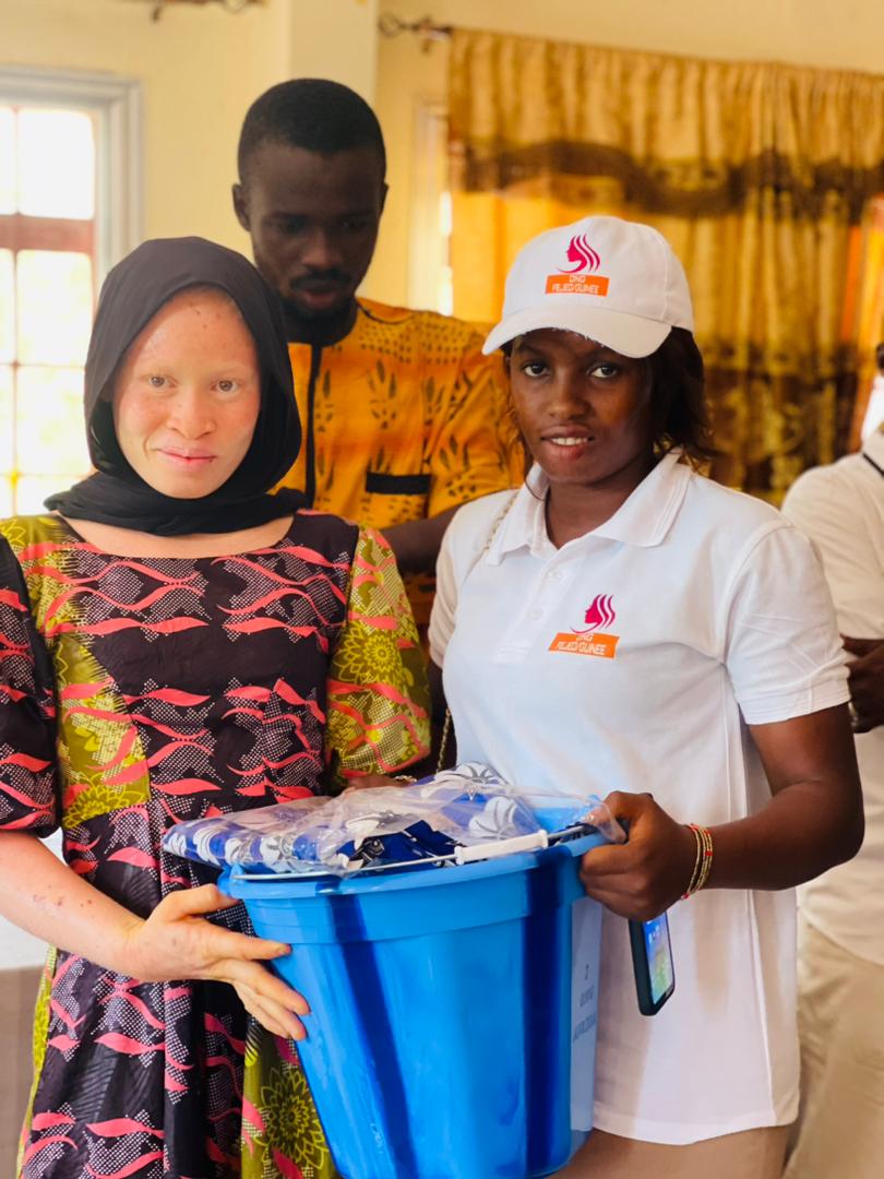 HadjaFantaSylla's tweet photo. [MOIS DE L'ENFANT]
" PROJET D'ASSISTANCE HUMANITAIRE AUX ENFANTS EN SITUATION DIFFICILE DANS LA PRÉFECTURE DE KINDIA". 
Cérémonie de remise des dons aux enfants atteints d'albinisme, dans la salle de réunion de la Mairie de Kindia. Une initiative de l'ONG FEJED GUINÉE https://t.co/IUPXOi0iRD