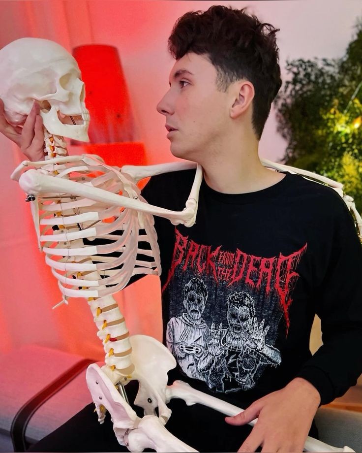 Judas has installed Tinder!

Like to see if Judas would swipe left or right on your muse!

Retweet to swipe right on them!

*judas is mlm :)*