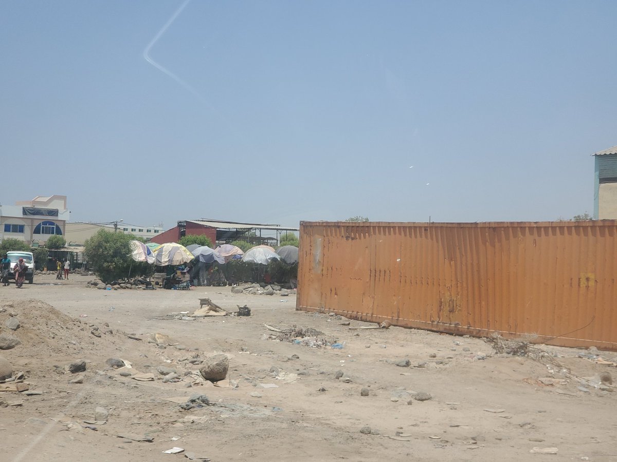 foziaaosman's tweet image. Je passais à proximité du siège d la célèbre SOGIK et par curiosité je rentre ds la cour :des images désolantes! Avec tout l'argent ramassé auprès ds fidèles clients, le siège est dans 1 etat déplorable, vraiement triste! Pire encore,zéro investissement au nom de Sogik ds le pays