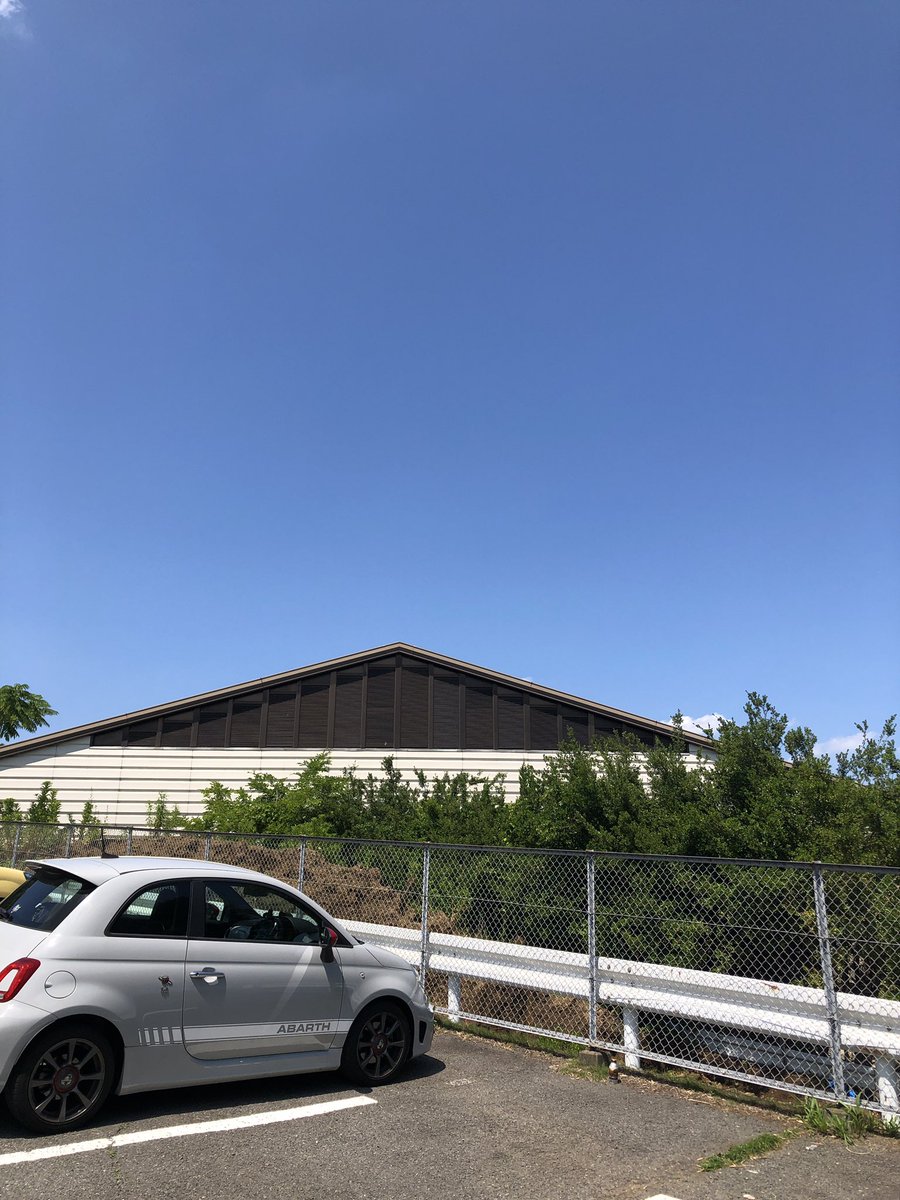tokuterryortho's tweet photo. もうすぐ夏ですな。
練習コートの坂を上がったコートでモデルさんがウェアの撮影しておりました。
誰かはしらん🤣
#ベテランJOP
#KPIPARK https://t.co/sKxoKJ2C7R
