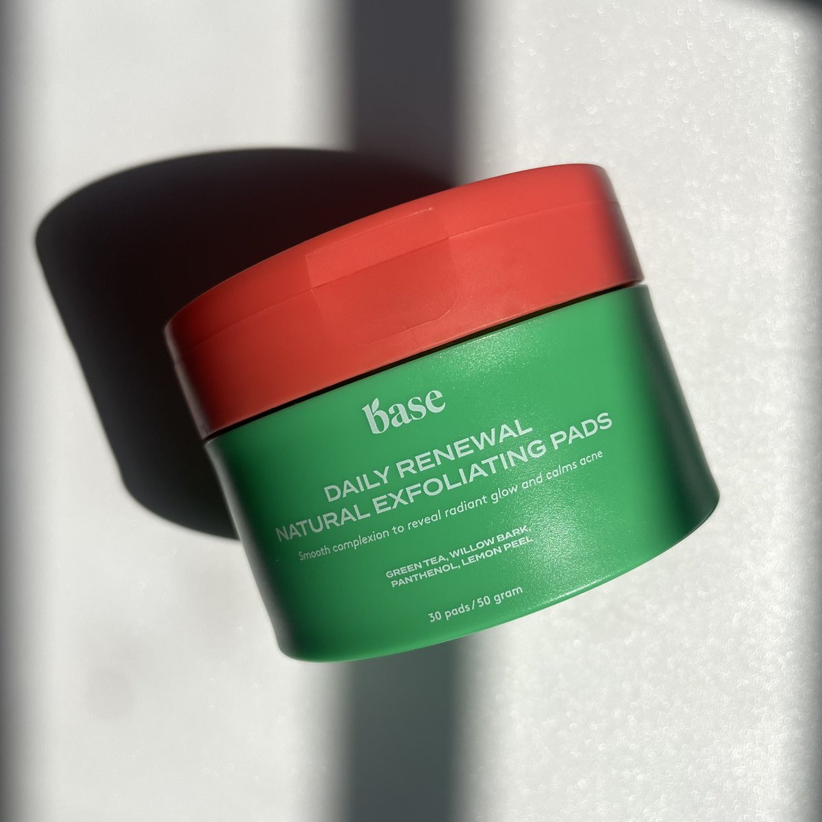 mimaoOo__'s tweet photo. Kulitku tuh kering dan sensitif pol 😔 jadi selalu mikir tiap mau pilih skincare. Tiap pengen eksfoliasi takut kalo kandungannya terlalu keras/ gak cocok.

but worry not! aku habis nemuin exfoliating pads yang cocok buat kulit sensitif and its 100% VEGAN! 🌱🌿 https://t.co/Vm4FFAsE41