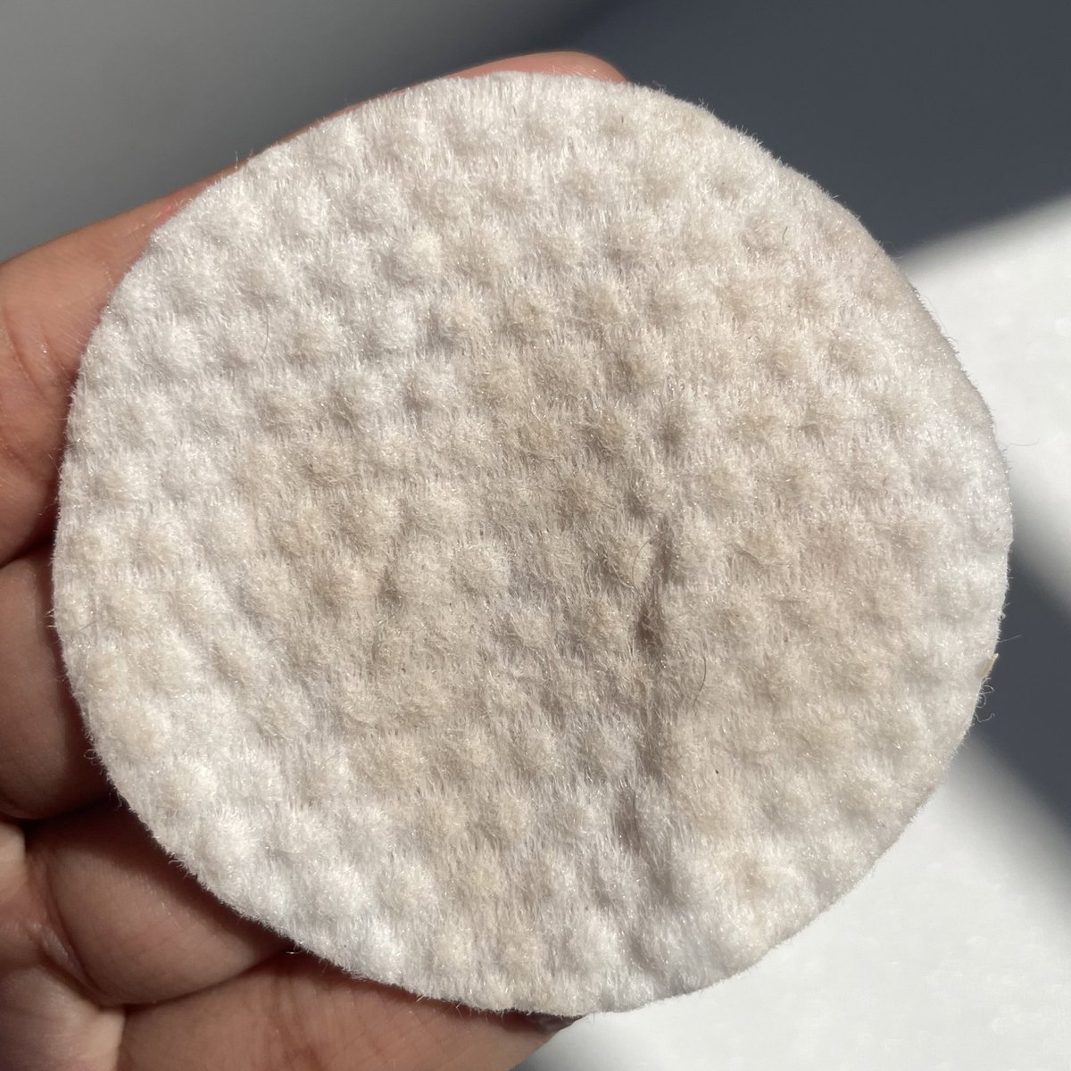mimaoOo__'s tweet photo. Kulitku tuh kering dan sensitif pol 😔 jadi selalu mikir tiap mau pilih skincare. Tiap pengen eksfoliasi takut kalo kandungannya terlalu keras/ gak cocok.

but worry not! aku habis nemuin exfoliating pads yang cocok buat kulit sensitif and its 100% VEGAN! 🌱🌿 https://t.co/Vm4FFAsE41
