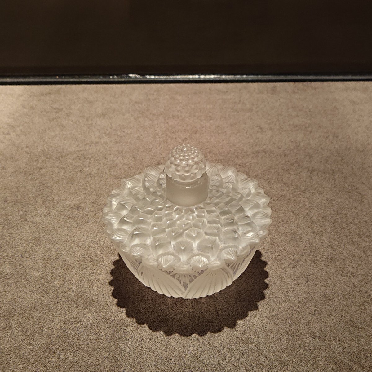 6月に入り美術館の池では次々に睡蓮が開花しています。ラリックが制作