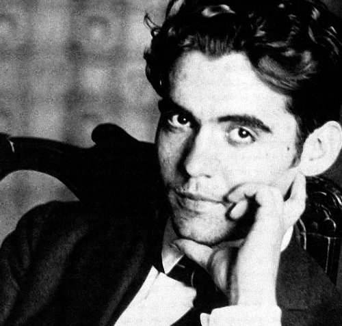 Tal día como hoy, hace 126 años, nacía en #Fuentevaqueros, Federico García Lorca. El poeta español más universal, asesinado a los 38 años por "rojo y por maricón", por los herederos ideológicos de quienes el domingo pueden colocar a #Europa al borde del precipicio del fascismo.