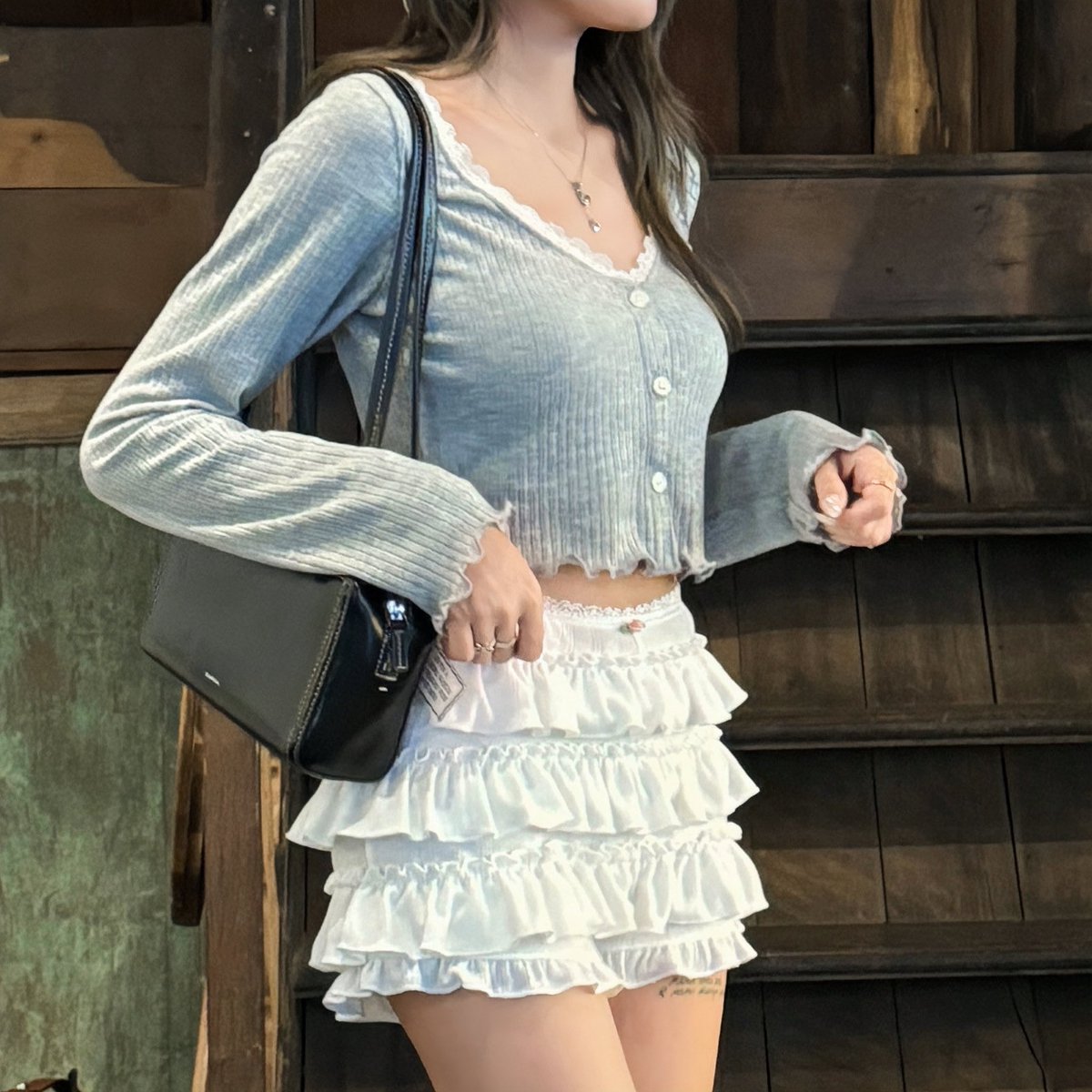 yoxrgravity's tweet image. ootd 🧁 ลุควันนี้น่ารักมาก ;-; เสื้อครอปแขนยาวของ avaalene ดีเทลแบบหวาน 100% เซ็กซี่นิดๆแต่ไม่โป๊ ใส่กับกางเกงชีสเค้กแล้วชอบมากก จ๋วย