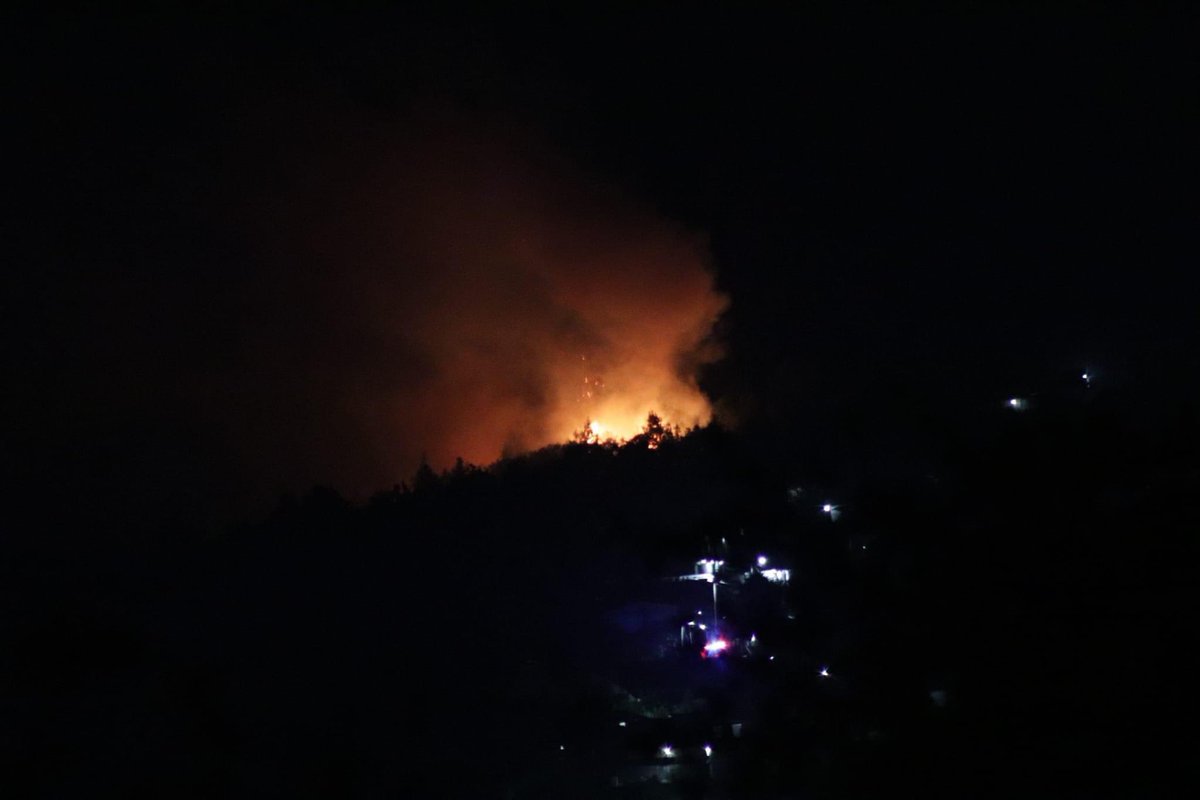 DiazMaris0l's tweet photo. INCENDIO INCONTROLABLE #SIERRANORTEDEPUEBLA Ahuacatlán, Icztazoquitla, Tlaola, Tzahuinco, Necaxáltepetl, Xaltepec, Colonias, Puga y 5 de octubre. Son varios lugares. Ayuden a que manden un helicóptero, agua embotellada, brigadistas. 
@GobiernoMX @PueblaenLinea @Gob_Puebla https://t.co/WLLroXdo2E