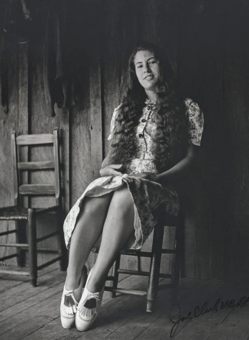 EarthHistoryPix's tweet photo. Portrait of Emma Welch on her front porch in Cumberland Gap, Claiborne County, TN, 1941. From u/Quick_Presentation11 https://t.co/GOnOCDYShT