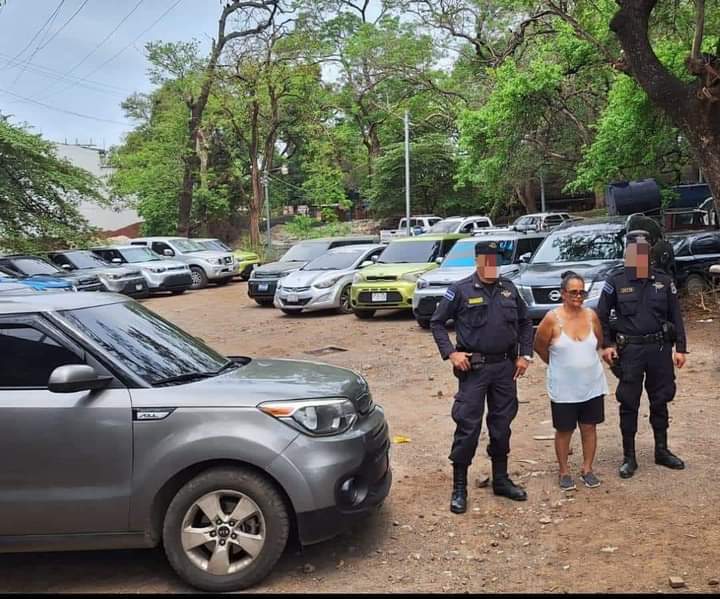 ElSalvadorNot's tweet photo. MAMÁ DE PANDILLEROS TENÍA 50 VEHÍCULOS GRACIAS A LA PANDILLA 18 SUREÑOS. 

Luego de una exhaustiva investigación a cargo de las unidades especializadas de nuestra Policía Nacional Civil, se procedió a la captura de:

➡️María del Tránsito Chávez de Escuintka, homegirl, extorsionista, testaferro y administradora de las finanzas de la pandilla 18 Sureños
➡️Enrique Amílcar Castro Carranza, homeboy y extorsionista de la pandilla 18 Sureños

Durante allanamientos efectuados en tres viviendas de la detenida, se logró la incautación de:
✔️19 vehículos 
✔️$1,104 en efectivo
✔️Documentos de compra venta de 50 vehículos 

La capturada es madre de dos peligrosos terroristas recluidos en el CECOT y en el Penal de Máxima Seguridad de Zacatecoluca.

Esta delincuente se dedicaba a invertir el dinero obtenido de extorsiones y otras actividades criminales de este grupo terrorista adquiriendo vehículos para alquiler y venta, prestando dinero al 20% de interés para cobrarlo bajo amenazas y comprando puestos en el mercado a nombre de otras personas para alquilarlos.