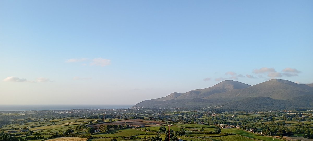 SarahBaccianti's tweet image. The Mournes look stunning on my crisp, sunny early morning walk!  #CountyDown #AlmostSummer #MorningSunlight 🌞