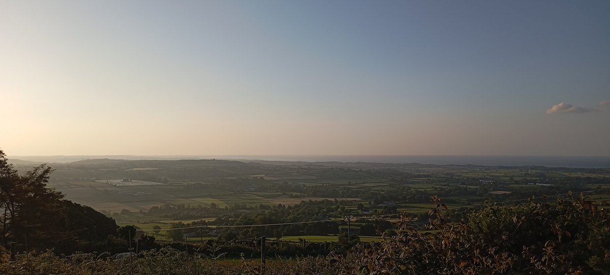 SarahBaccianti's tweet image. The Mournes look stunning on my crisp, sunny early morning walk!  #CountyDown #AlmostSummer #MorningSunlight 🌞