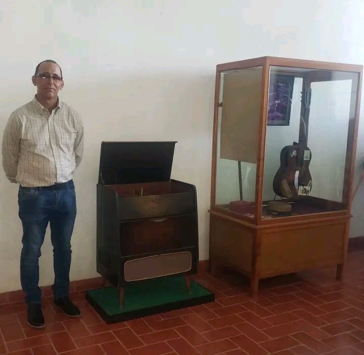 IdelmisECME's tweet photo. ...MÙSICA CON HUMOR....
Encuentro en el Museo Prov de Historia la Periquera con familiares, músicos e invitados en homenaje al Rey del Doble Sentido Faustino Orama Osorio.
#CubaEsCultura
#Holguìn
#ECME https://t.co/bDB8dk8yWT