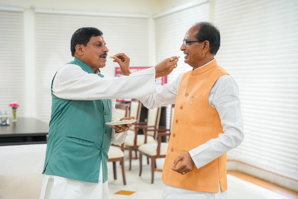 Shivraj Singh Chouhan (@chouhanshivraj) on Twitter photo मध्यप्रदेश के मुख्यमंत्री श्री <a href="/DrMohanYadav51/">Dr Mohan Yadav</a> जी से आज निवास पर भेंट कर मध्यप्रदेश की सभी 29 सीटों पर भाजपा की प्रचंड जीत पर बधाई एवं शुभकामनाएं दीं। मध्यप्रदेश के मुख्यमंत्री श्री <a href="/DrMohanYadav51/">Dr Mohan Yadav</a> जी से आज निवास पर भेंट कर मध्यप्रदेश की सभी 29 सीटों पर भाजपा की प्रचंड जीत पर बधाई एवं शुभकामनाएं दीं।