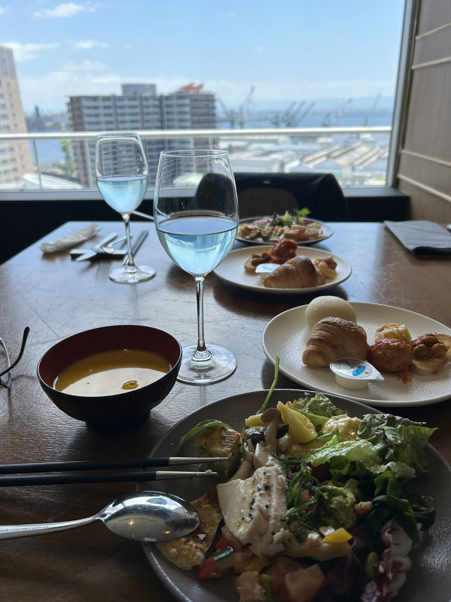 lilitaro1203's tweet photo. 友だちとランチ。パレスホテル17階。景色も素敵💓ビュッフェも欲張りました。
#ハーバーランドホテルクラウンパレスホテル17階
#GRILLTABLE https://t.co/Oy7QswiDPA