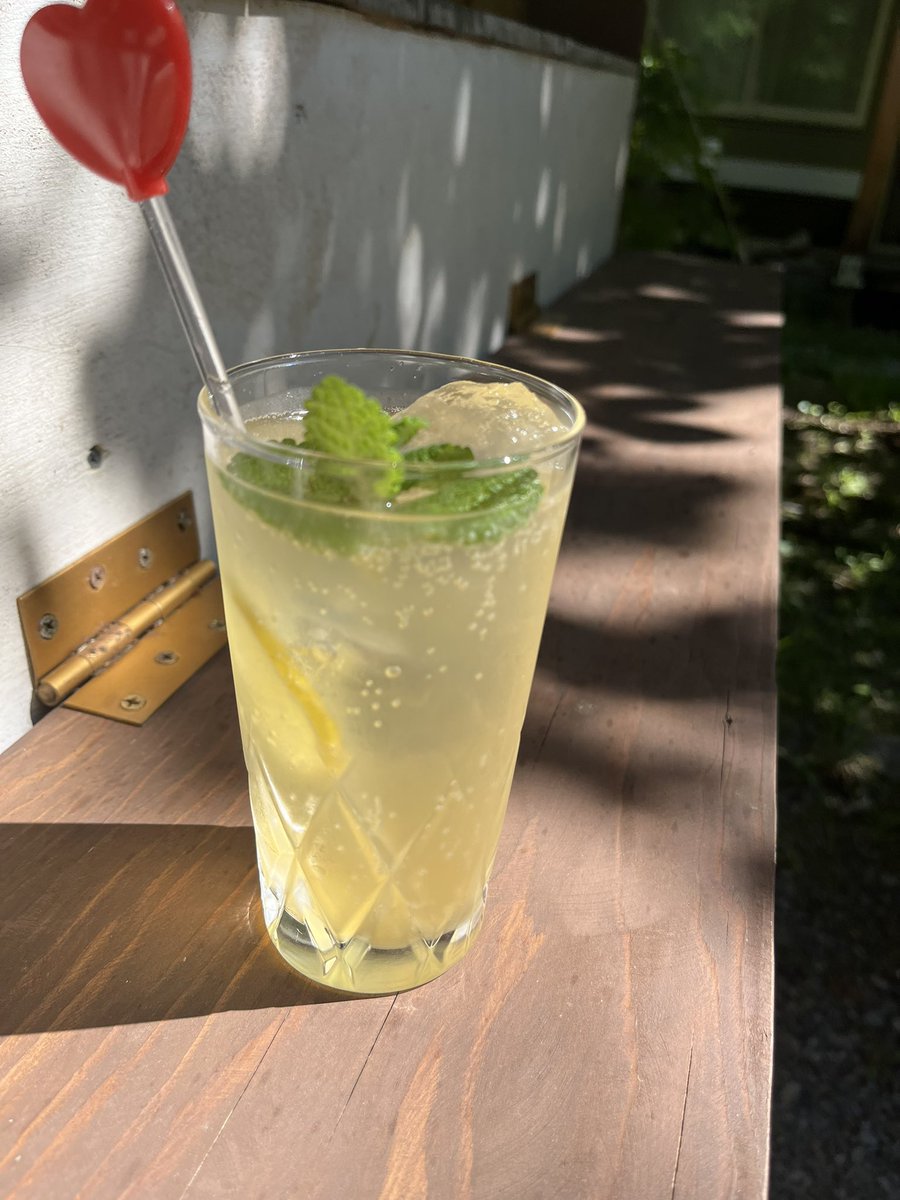 PensionTwilight's tweet photo. すげー天気良いですね！

そしてテラス席ならぬ屋台席が木漏れ日下で最高の場所になっております！

クラフトコーラなんか飲んだら良い午後を過ごせそうです！

本日14:00〜21:00まで、屋台席は18:00頃までご利用可能です！！ https://t.co/TLpfSepiZj