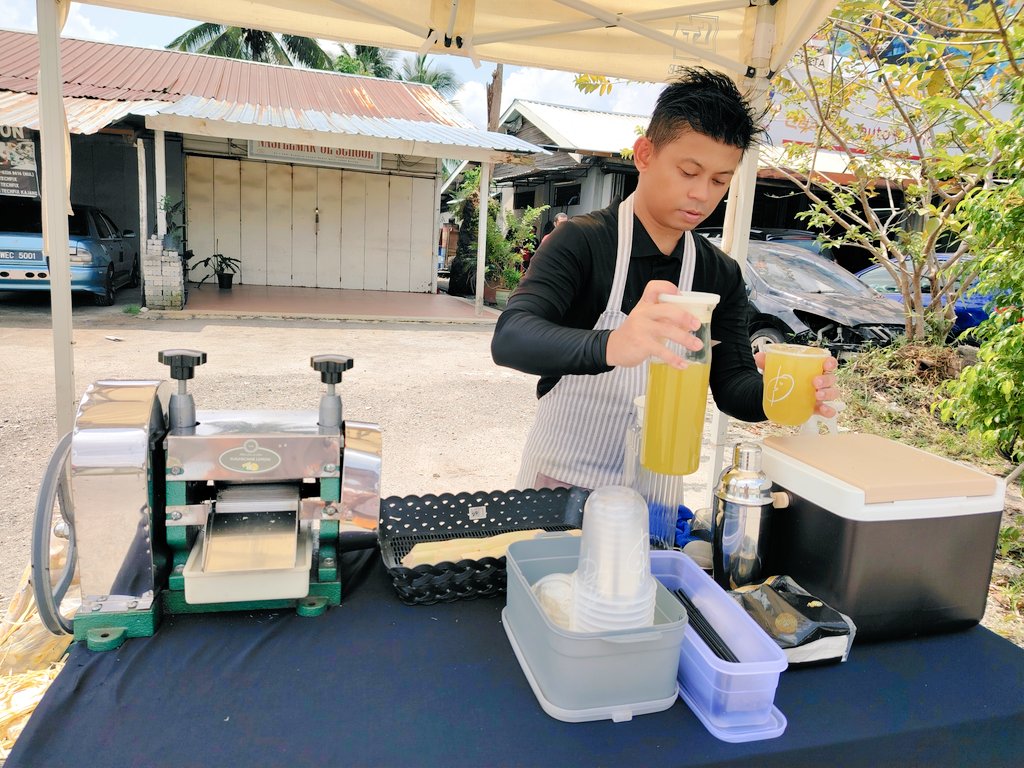 Penjual air tebu ini bijak menukar sisi negatif menjadi kelebihan.

Selepas warung nasi lemak + kopi di belakang itu ditutup tengah hari, lelaki ini mula berniaga air tebu.

Selama ini saya tengok poster aitobu dia tak tergerak langsung nak berhenti.

1/4