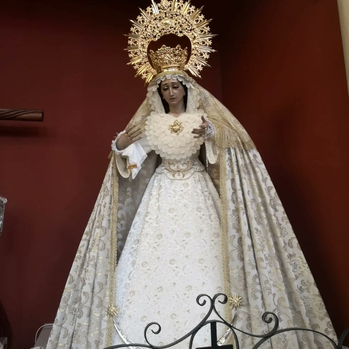 nazarenoest's tweet photo. ⚪CAMBIO DE VESTIMENTA⚪Ntra.  Sra. de los Dolores se presenta con manto en brocado marfil y oro, y saya en damasco perla bordada. Encaje de bolillo artesanal para tocado y preséas en dorado. Estrena pañuelo bordado y rosario nacarado y plata. Vestidor: Juan López @RezaLinares https://t.co/HY6GCSEQhk