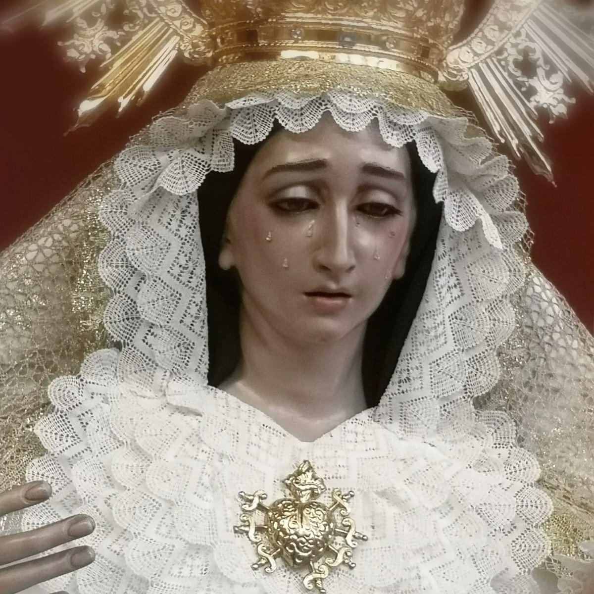 ⚪CAMBIO DE VESTIMENTA⚪Ntra.  Sra. de los Dolores se presenta con manto en brocado marfil y oro, y saya en damasco perla bordada. Encaje de bolillo artesanal para tocado y preséas en dorado. Estrena pañuelo bordado y rosario nacarado y plata. Vestidor: Juan López <a href="/RezaLinares/">Reza Linares</a>