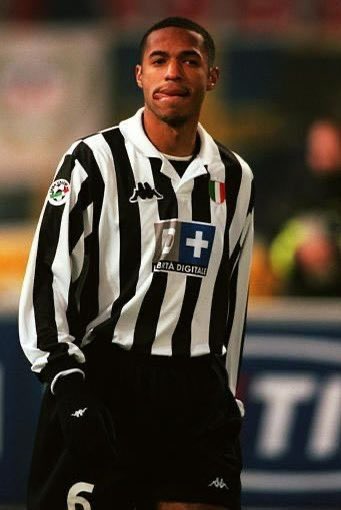 Un transfert que tout le monde a oublié ? 🤔

On commence avec Thierry Henry 🇫🇷 à la Juventus 🇮🇹 

Il portait le numéro 6. 😳

Vous en avez d’autres en tête ?