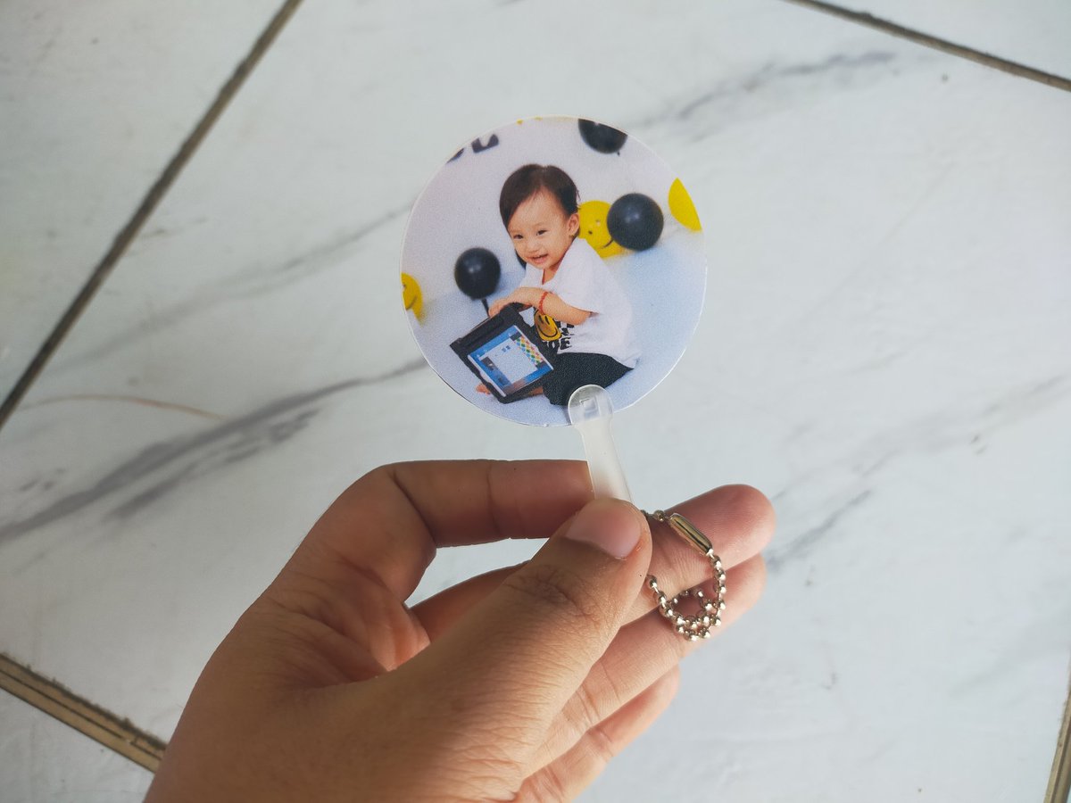 kpopandadavao's tweet photo. 🎉 NEW ITEM - CUSTOMIZED MINI UCHIWA FAN 🎉
* any design will do
* NO MINIMUM ORDER
* b2b print (glossy, matte, glitter)
🛒To order, send us a message
#customize #print #giveaways #freebies #personalize #miniuchiwa #uchiwafan https://t.co/sRzU36IXcE