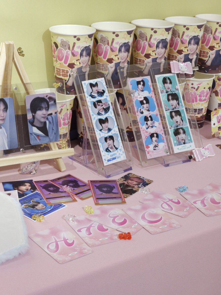A_na0n's tweet photo. 생카 넘 즐거워... 특전 귀여웡...
음료 마시썽...
해차니 생일이라 행복해 넘 귀엽게 꾸며져있어서 눈이 넘 즐겁다 :)
해차니 덕분에 행복하니까 해차니도 행벅해쓰면~🧸🥰
@CAFE_RARAE 
#해찬이와_초코볼_공장
#Happy_Haechan_Day https://t.co/VrtsyqTr3P