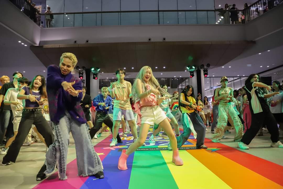 meepoohfans's tweet image. ภาพบรรยากาศความสนุก Randomdance กับ ศิลปิน TPOP สุดเซอร์ไพร์ส ในงาน Pride Move 

Cr. FB. Samyan Mitrtown
📌facebook.com/share/p/C9fKm1…

#meebilsalem #meepoohflip 
#RandomDance 
#PrideMove #SamyanMitrtown #pridemonth #TPOP 
#FLIP_FROMNO1R  #NO1R_OFFICIAL