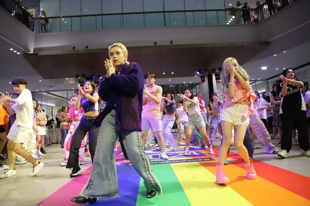 meepoohfans's tweet image. ภาพบรรยากาศความสนุก Randomdance กับ ศิลปิน TPOP สุดเซอร์ไพร์ส ในงาน Pride Move 

Cr. FB. Samyan Mitrtown
📌facebook.com/share/p/C9fKm1…

#meebilsalem #meepoohflip 
#RandomDance 
#PrideMove #SamyanMitrtown #pridemonth #TPOP 
#FLIP_FROMNO1R  #NO1R_OFFICIAL