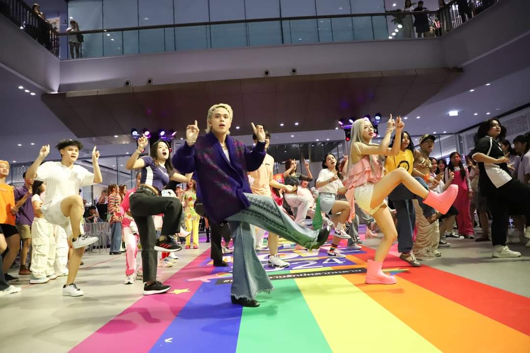 meepoohfans's tweet image. ภาพบรรยากาศความสนุก Randomdance กับ ศิลปิน TPOP สุดเซอร์ไพร์ส ในงาน Pride Move 

Cr. FB. Samyan Mitrtown
📌facebook.com/share/p/C9fKm1…

#meebilsalem #meepoohflip 
#RandomDance 
#PrideMove #SamyanMitrtown #pridemonth #TPOP 
#FLIP_FROMNO1R  #NO1R_OFFICIAL