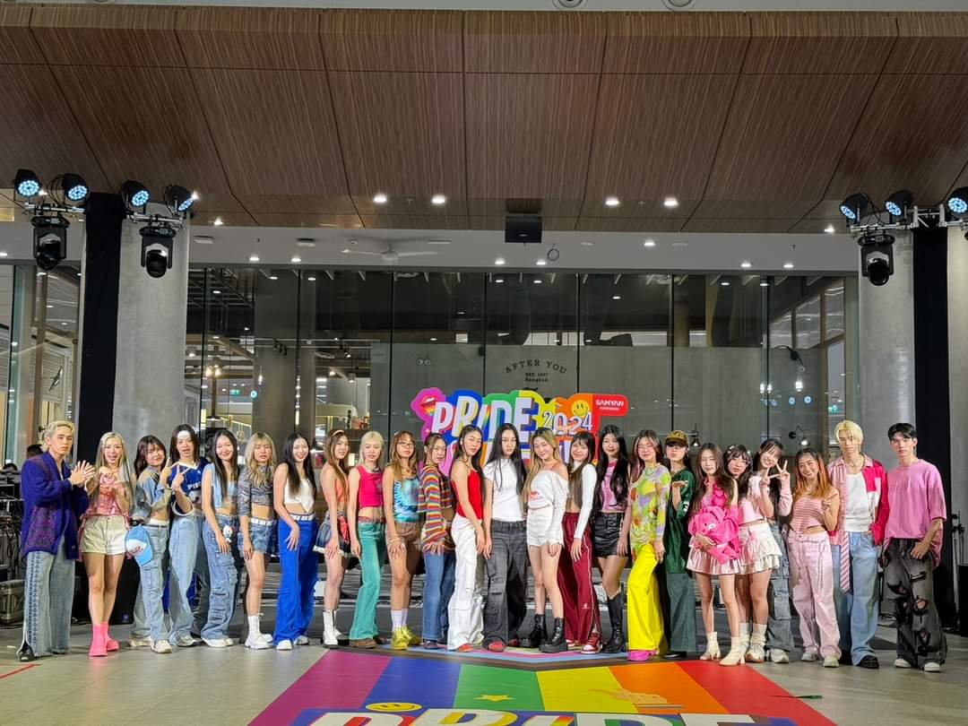 meepoohfans's tweet image. ภาพบรรยากาศความสนุก Randomdance กับ ศิลปิน TPOP สุดเซอร์ไพร์ส ในงาน Pride Move 

Cr. FB. Samyan Mitrtown
📌facebook.com/share/p/C9fKm1…

#meebilsalem #meepoohflip 
#RandomDance 
#PrideMove #SamyanMitrtown #pridemonth #TPOP 
#FLIP_FROMNO1R  #NO1R_OFFICIAL