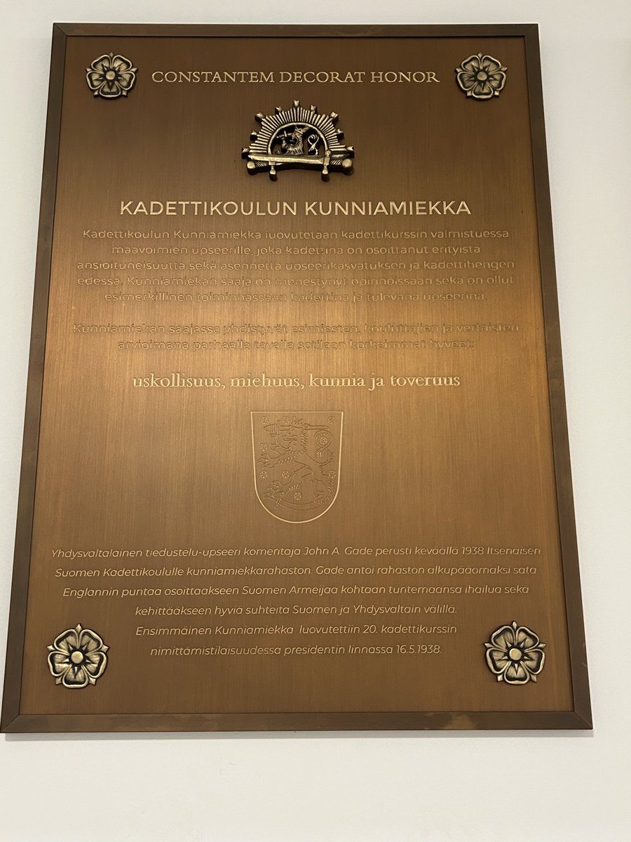 KADKjoht's tweet photo. Uudistimme hieman Kadettikoulun perinne-esineistön esillepanoa. Kunniamiekka ja Mannerheimristin ritarien lahjoittama ritarimalja saivat arvoisensa paikan päärakennuksen priimusaulassa.
#Kadettikoulu @mpkkfi @MRitarit #Ritarit https://t.co/Bi0xcIw7nd