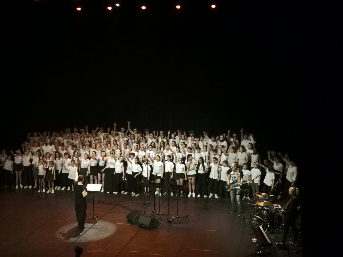 Alors on danse ? C'était hier au dôme, le 1er soir, mardi 4 juin, avec le collège Salinis, l'école Pont National et le collège d'Eauze-Cazaubon... Ce soir la suite ! 250 élèves chanteurs, leurs 8 professeurs, trois musiciens et la compagnie de Gaëlle Curto ! Bravo un tous !