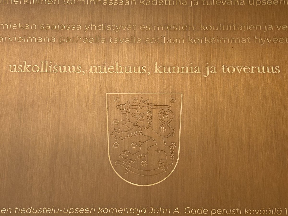 KADKjoht's tweet photo. Uudistimme hieman Kadettikoulun perinne-esineistön esillepanoa. Kunniamiekka ja Mannerheimristin ritarien lahjoittama ritarimalja saivat arvoisensa paikan päärakennuksen priimusaulassa.
#Kadettikoulu @mpkkfi @MRitarit #Ritarit https://t.co/Bi0xcIw7nd