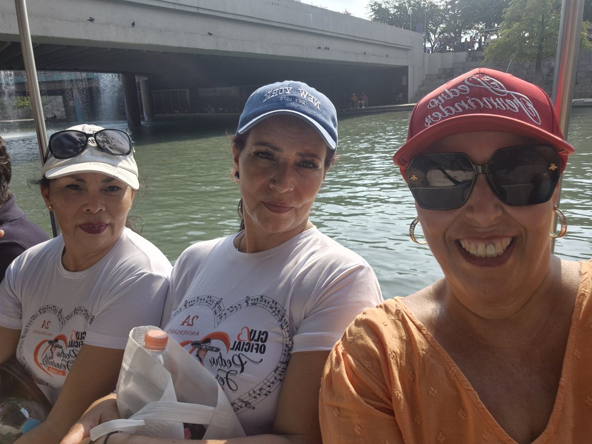griseldaregia's tweet photo. @pedro_fer Nada que agradecer, disfrutamos con mucho cariño, tu concierto, y la convivencia con las pedrifans ni se diga, aquí con Gris de Saltillo y flor de Durango en el parque Santa Lucía😘❤️🥰🌹 https://t.co/MKmuCG3jTm