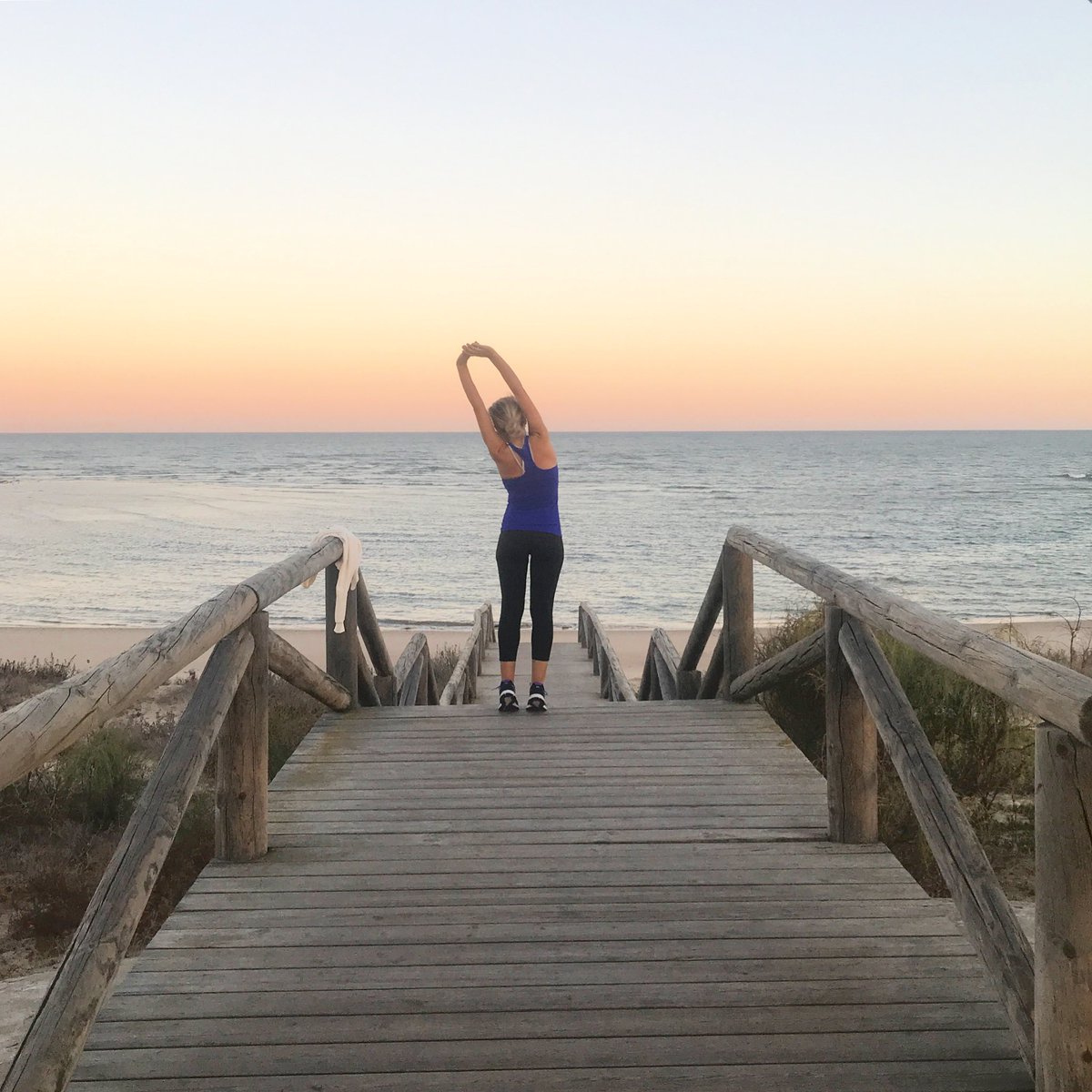 AnaSloaneStreet's tweet photo. #aruseros1257 Mi rutina en vacaciones: levantarme a las 7am e irme a correr por mi playa (Rota, Cádiz). https://t.co/8n0Mg7whfD