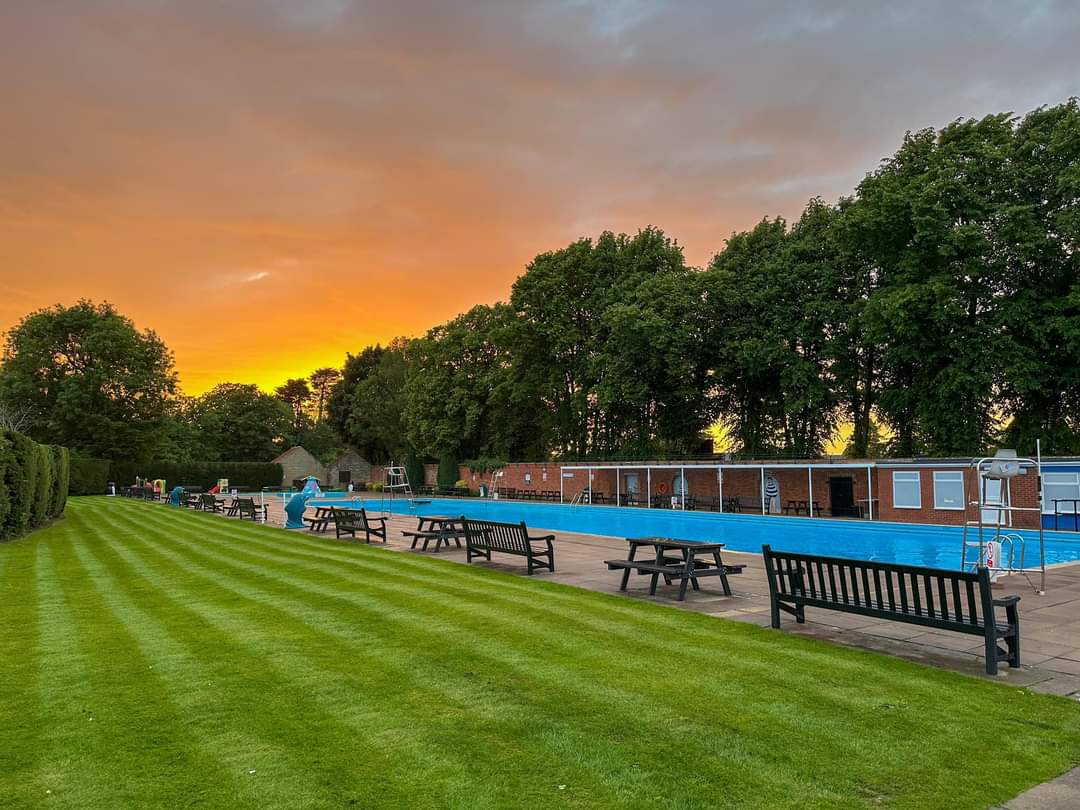 bournepool's tweet image. Wonderful sunset over the pool after Spalding Water Polo’s first session of the 2024 season last night. Thank you to them for their support of the pool 😊 
They will be down again next Tuesdays evening. Come down and watch or join in! See you then. 🌅
