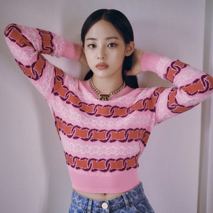 hyeindoll's tweet photo. Minji not being the “dozen” y’all so desperately want her to be; a necessary thread 🪡 https://t.co/5zwkejzzxB