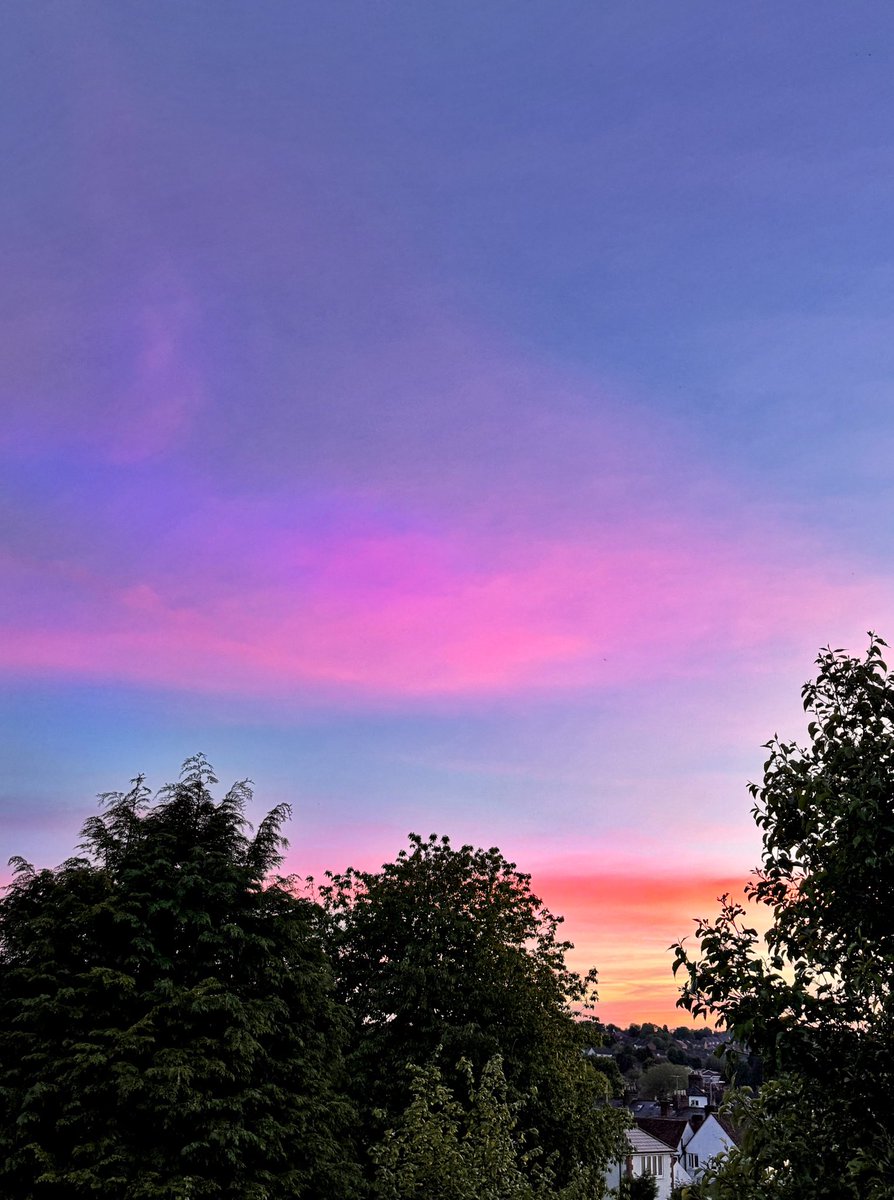 gemmak500's tweet photo. Some random spring sunset skies which I haven’t got around to posting.
#chesham #chilterns #buckinghamshire #cloud #cloudporn #sky #architecture #aonb #sunset #landscape #weather #cloudformation #cloud #cloudporn #redsky #goldenhour #spring #trees #springsunset #springvibes https://t.co/SPSLNr4VmB